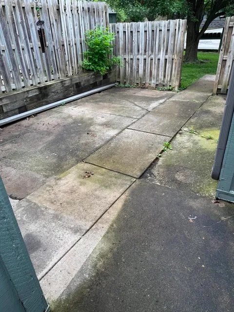 image-1034625392839693
